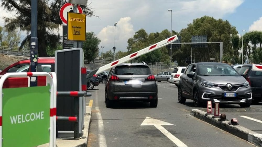 AEROPORTO CT – GUARDIA GIURATA KSM SALVA BIMBO ABBANDONATO IN AUTO